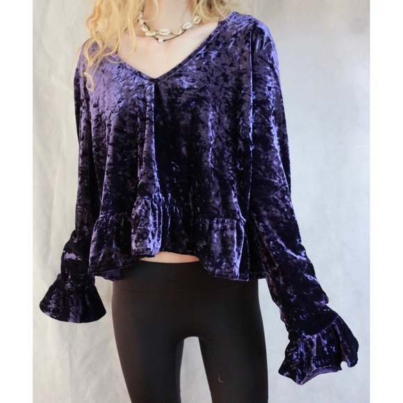 Forever 21 Tops - LIKE NEW XXI Crushed Velvet Bell Sleeve Crop Top